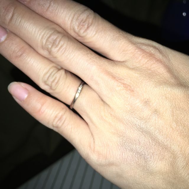 【サマンサティアラブライダル(Samantha Tiara Bridal)の口コミ】 小さいながらもキラキラ輝く3つのストーン、パッと見ただけでは分からない…