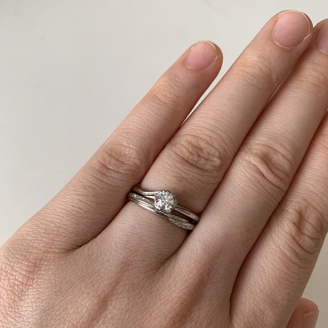 【銀座ダイヤモンドシライシの口コミ】 セットリングで探して3軒まわりました。婚約指輪はお花のように見える他と…