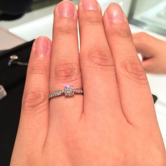 【ティファニー(Tiffany & Co.)の口コミ】 王道のティファニーのブライダルリングですので、デザインにはシンプルか…