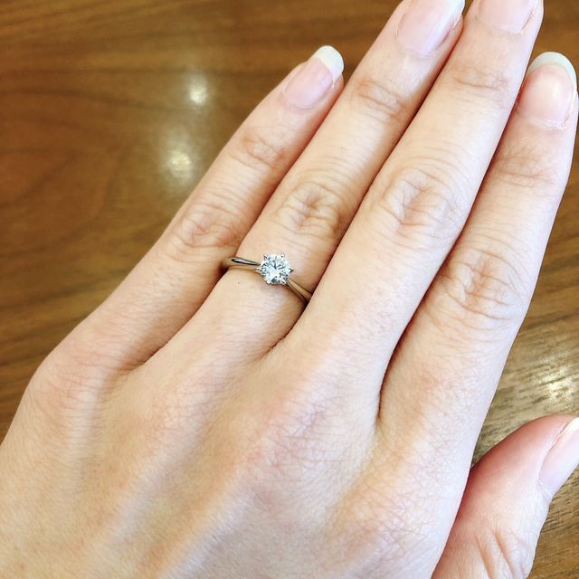 【銀座ダイヤモンドシライシの口コミ】 彼の中で婚約指輪の定番と言えばソリティアで1粒ダイアでしょうとの事で、…