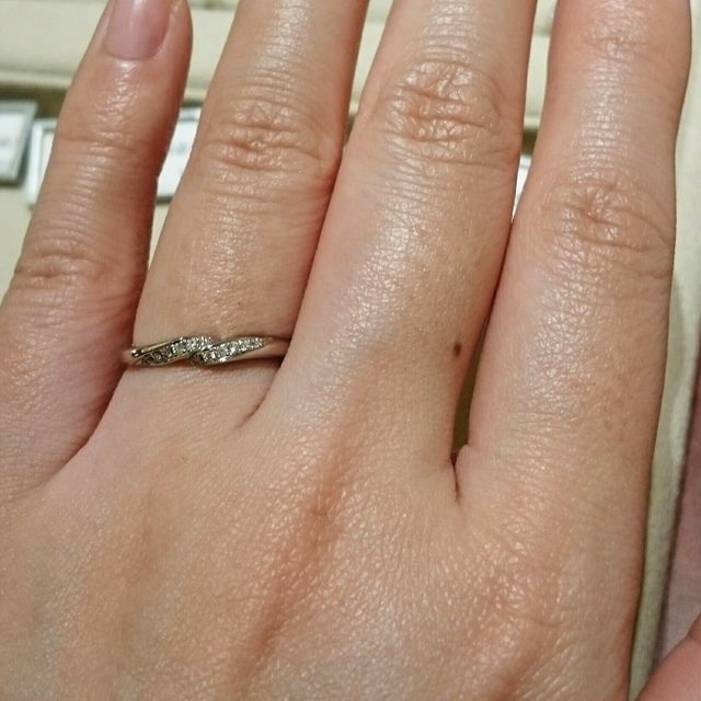 【ギンザタナカブライダル(GINZA TANAKA BRIDAL)の口コミ】 ２本が真ん中の合わさったような珍しく、素敵なデザインです。人とはあま…