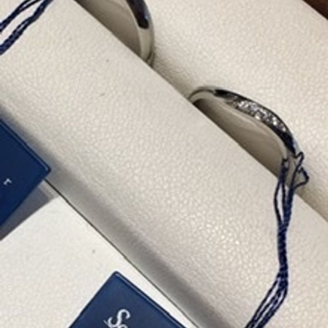 【Something Blue(サムシングブルー)の口コミ】 ウェーブで、非常にラインとダイヤが綺麗です。メンズの表面が艶消しされ…