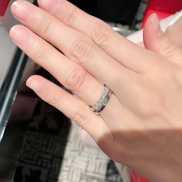【エクセルコダイヤモンド(EXELCO DIAMOND)の口コミ】 婚約指輪を普段使いできるようにエタニティを探していました。重ね付けを…
