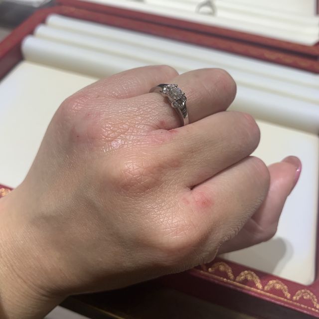 【カルティエ(Cartier)の口コミ】 石留めが4つの為、真ん中のダイヤモンドがとても美しく大きく見えます。ま…