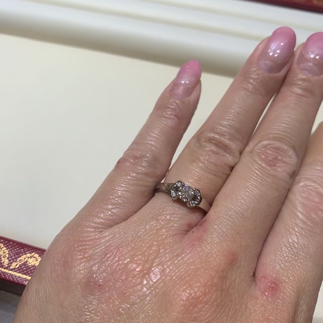 【カルティエ(Cartier)の口コミ】 石留めが4つの為、真ん中のダイヤモンドがとても美しく大きく見えます。ま…
