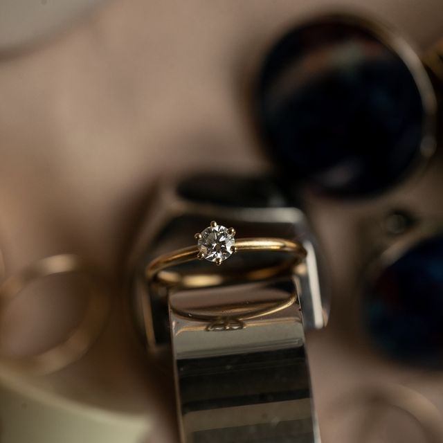 【shihara(シハラ)の口コミ】 色はゴールドでアームが華奢なデザインの婚約指輪を探していました。プロ…