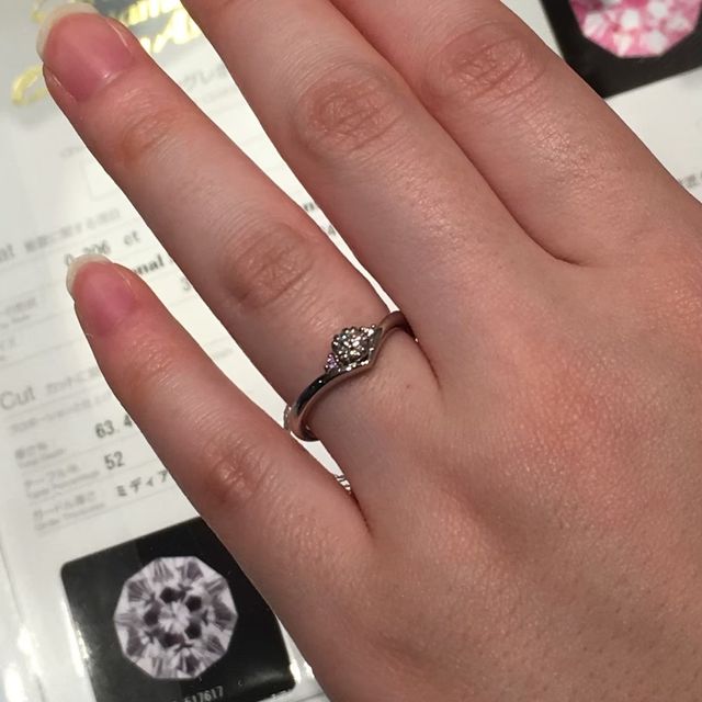 【FOREVERMARK(フォーエバーマーク)の口コミ】 指を細く、長く見せたい方に特におすすめのV字タイプの指輪です。ダイヤモ…