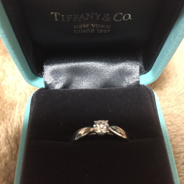 【ティファニー(Tiffany & Co.)の口コミ】 ブランドのネームバリューです。ずっと婚約指輪はティファニーをプレゼン…
