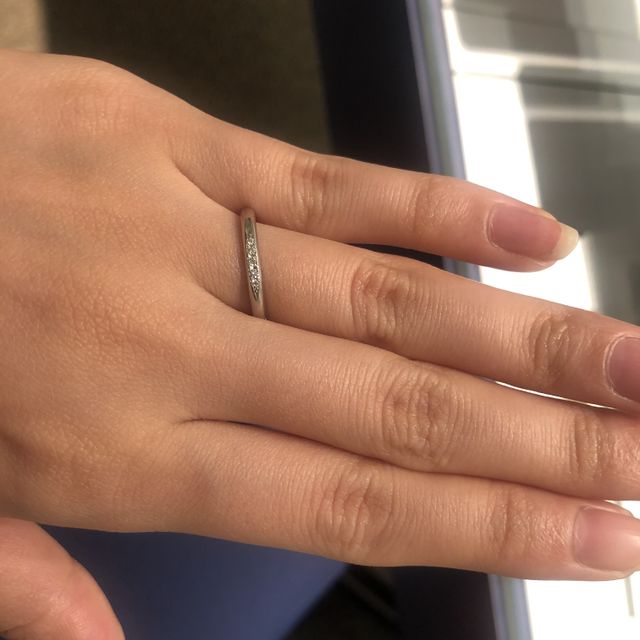 【銀座ダイヤモンドシライシの口コミ】 女性用のリングは、プラチナ素材の丸みのあるリングです。センターに細か…