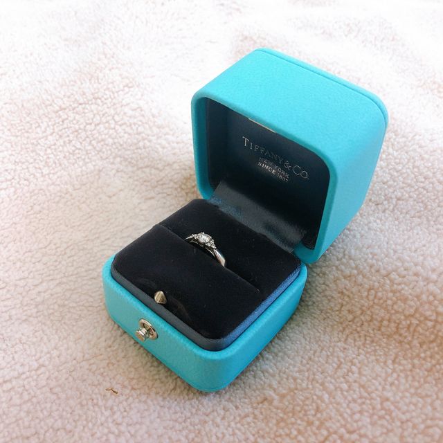 【ティファニー(Tiffany & Co.)の口コミ】 指輪のデザインは、よくある石を引き立たせる王冠型？のタイプではなく、…