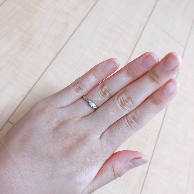 【ティファニー(Tiffany & Co.)の口コミ】 指輪のデザインは、よくある石を引き立たせる王冠型？のタイプではなく、…