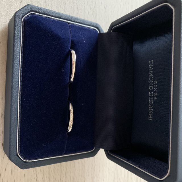 【銀座ダイヤモンドシライシの口コミ】 いろいろ見て指輪の形を悩み、ウェーブのデザインに見えるストレート素材…