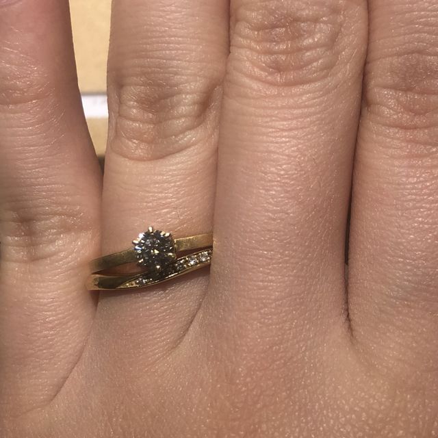 【ORECCHIO(オレッキオ)の口コミ】 ゴールドでダイヤを埋め込んだデザインの結婚指輪がとてもおしゃれで試着…
