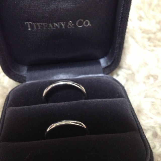 【ティファニー(Tiffany & Co.)の口コミ】 婚約指輪をティファニーのものを頂いたので、ダブルでつけたいという希望…