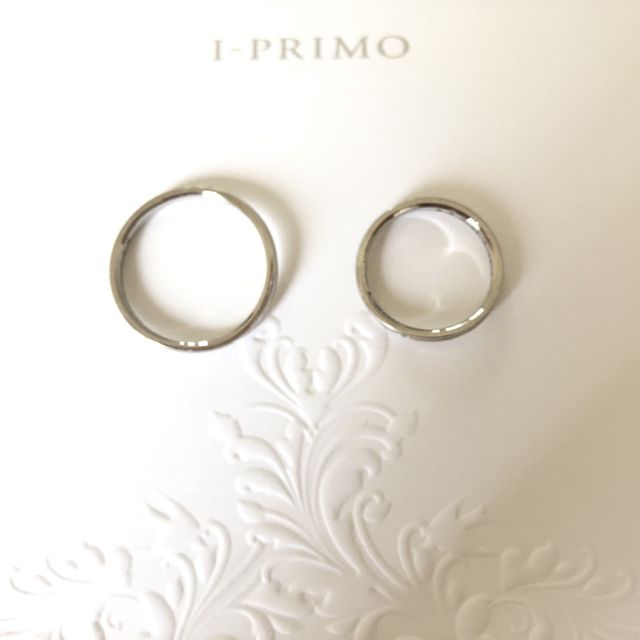 【アイプリモ(I-PRIMO)の口コミ】 指を細長く見せるやわらかいウェーブがかかったラインと、ミルグレインの…