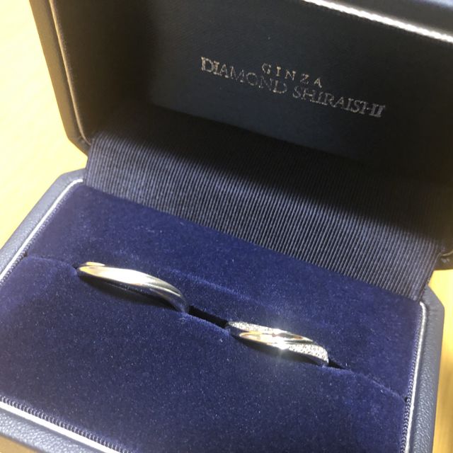 【銀座ダイヤモンドシライシの口コミ】 初めはキラキラした指輪に抵抗感がありましたが、ダイヤが両サイドに入っ…