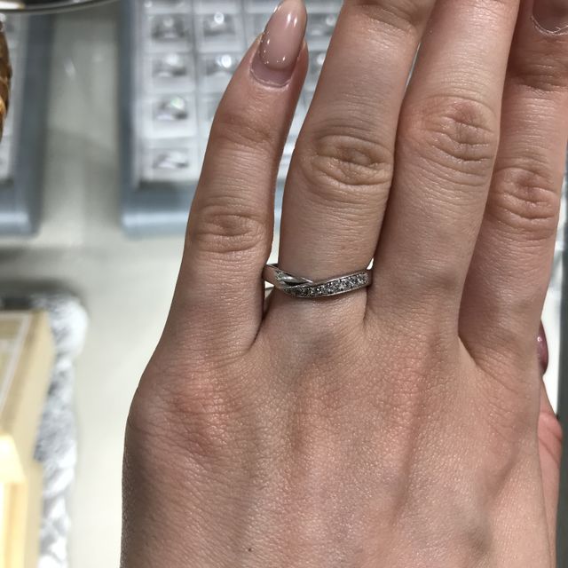【宝寿堂(ほうじゅどう)の口コミ】 V字になっていて指が細く見えるのと片側がダイヤでお洒落だとおもいました…