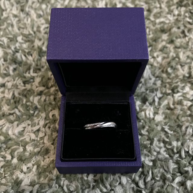 【銀座ダイヤモンドシライシの口コミ】 ウェーブの形で真ん中に石のラインが入るタイプはよく見ますが、ウェーブ…