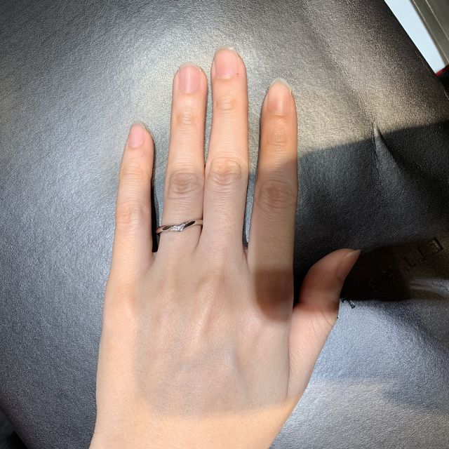 【ラザール ダイヤモンド(LAZARE DIAMOND)の口コミ】 ハート型の可愛いデザイン✨一目見て可愛さに惹かれて着用！
指輪自体は細…