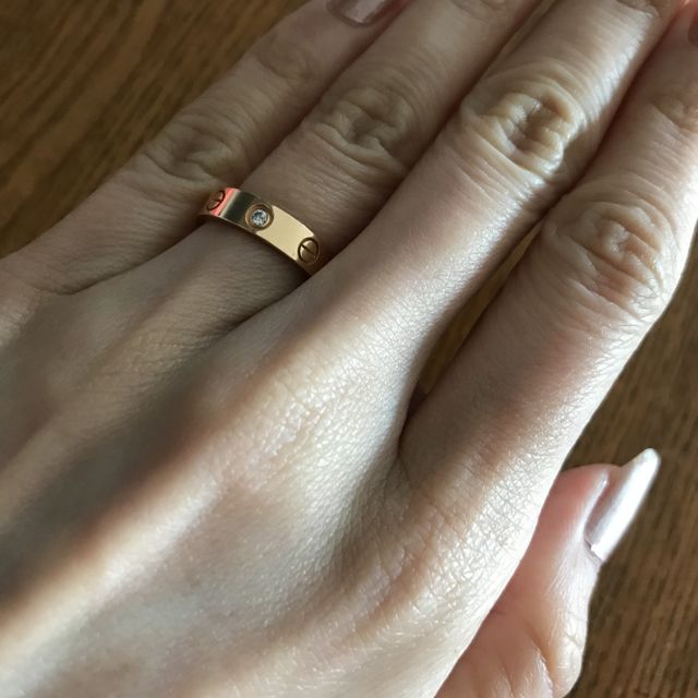 【カルティエ(Cartier)の口コミ】 お洋服にひっかかったりするのが気になるので、あまりデコボコしていない…