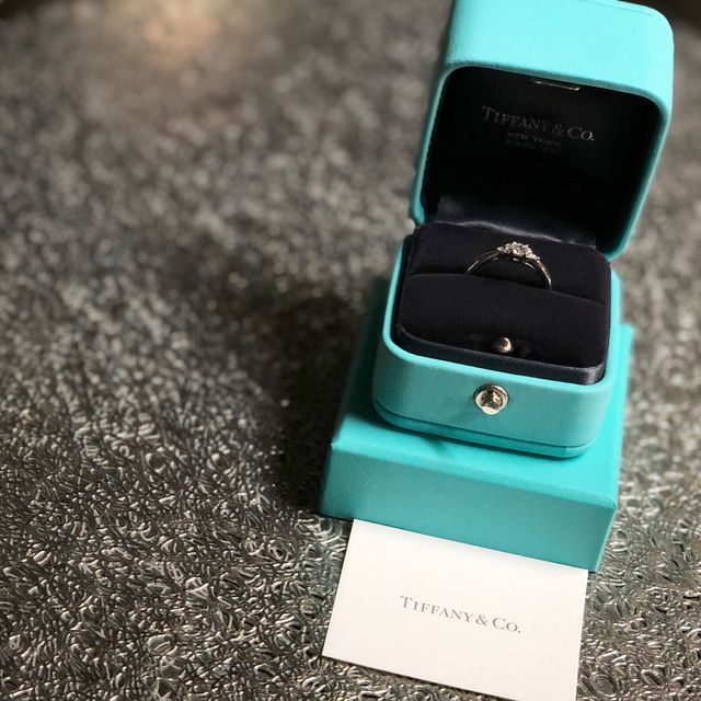 【ティファニー(Tiffany & Co.)の口コミ】 エンゲージ、マリッジともに彼と私の中でTiffanyの一択でした。
重ね付け…