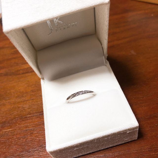 【HOSHI no SUNA 星の砂(ほしのすな)の口コミ】 デザインは斜めにダイヤが入っているものを探していました。こちらの「ア…