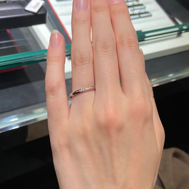 【ラザール ダイヤモンド(LAZARE DIAMOND)の口コミ】 シンプルかつ上品なデザインに惹かれました。
5つのダイヤが入ったデザイ…