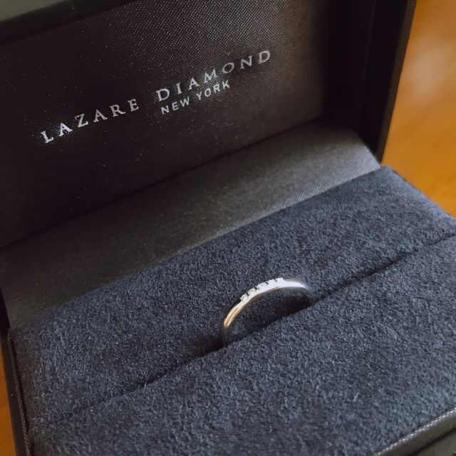 【ラザール ダイヤモンド(LAZARE DIAMOND)の口コミ】 シンプルかつ上品なデザインに惹かれました。
5つのダイヤが入ったデザイ…