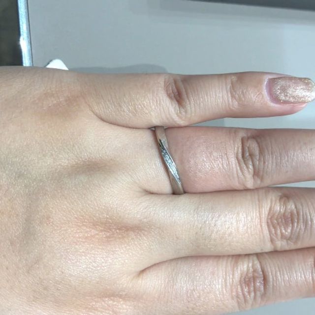 【4℃ BRIDAL(ヨンドシーブライダル)の口コミ】 ストレートのラインよりもひねりの入ったデザインの方が自分の指にはしっ…