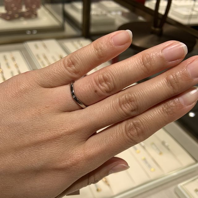 【カルティエ(Cartier)の口コミ】 とてもシンプルですが、シンプルすぎない指輪で可愛かったです。ストレー…