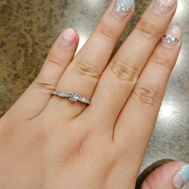 【ROCCA(ロッカ)の口コミ】 デザインが本当に美しいです。
リボンになっており、横から見ると花がひら…