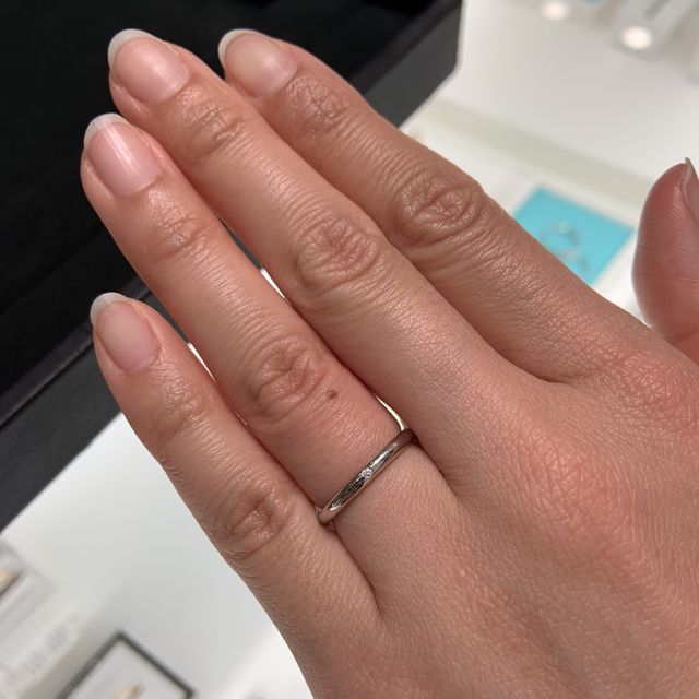 【ティファニー(Tiffany & Co.)の口コミ】 シンプルなデザインですが、小さなダイヤが1粒埋め込まれているのがとても…