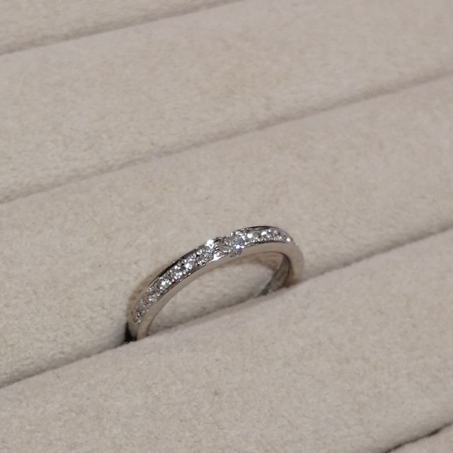 【TRECENTI(トレセンテ)の口コミ】 真ん中に、少し大きめのダイヤモンドがアクセントになっています。ハーフ…