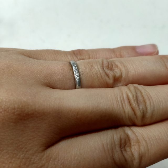 【アイプリモ(I-PRIMO)の口コミ】 プラチナ素材でとても細身でシンプルなデザインでありながら、ダイヤが埋…