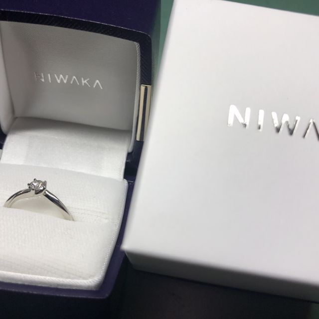 【俄(にわか)の口コミ】 指がきれいに細くみえるリングにマッチしたダイアモンドの華奢なデザイン…