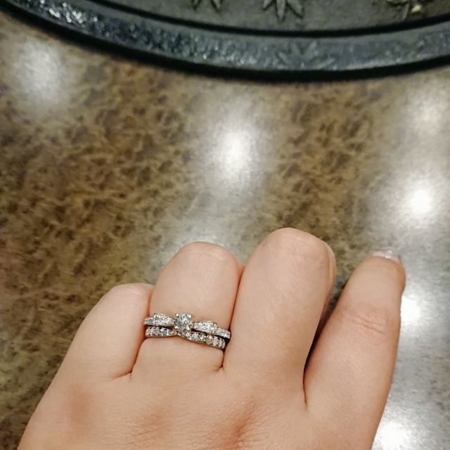 【ティファニー(Tiffany & Co.)の口コミ】 ずっと憧れの結婚指輪でした。
私は指が太く、またふっくらしているため、…