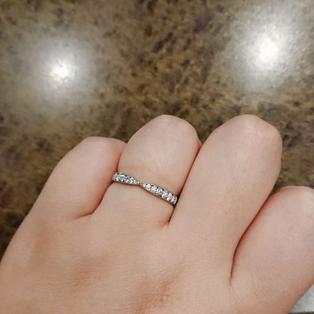 【ティファニー(Tiffany & Co.)の口コミ】 ずっと憧れの結婚指輪でした。
私は指が太く、またふっくらしているため、…