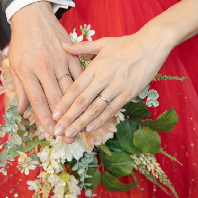 【銀座ダイヤモンドシライシの口コミ】 指輪のデザインがいろいろ選べてワクワクしました。
気になるものをはめさ…