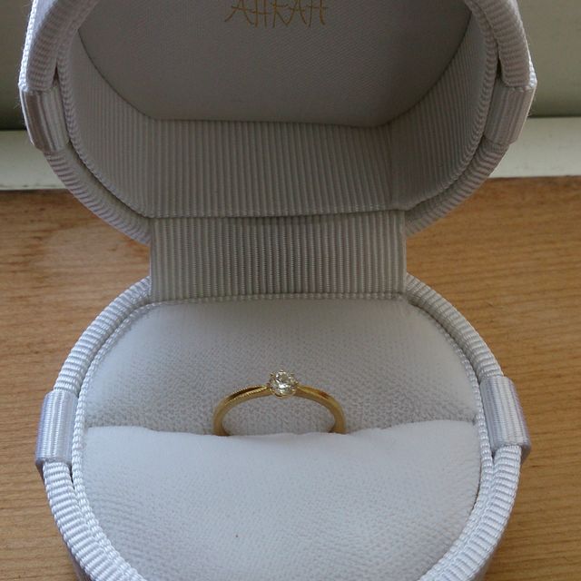 【AHKAH(アーカー)の口コミ】 婚約指輪は18Kにダイヤが真ん中についているタイプがずっといいなと思って…