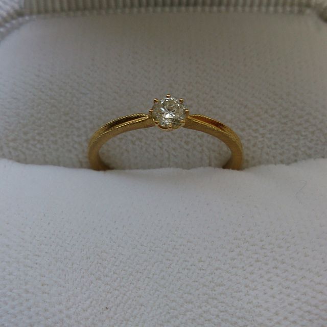 【AHKAH(アーカー)の口コミ】 婚約指輪は18Kにダイヤが真ん中についているタイプがずっといいなと思って…