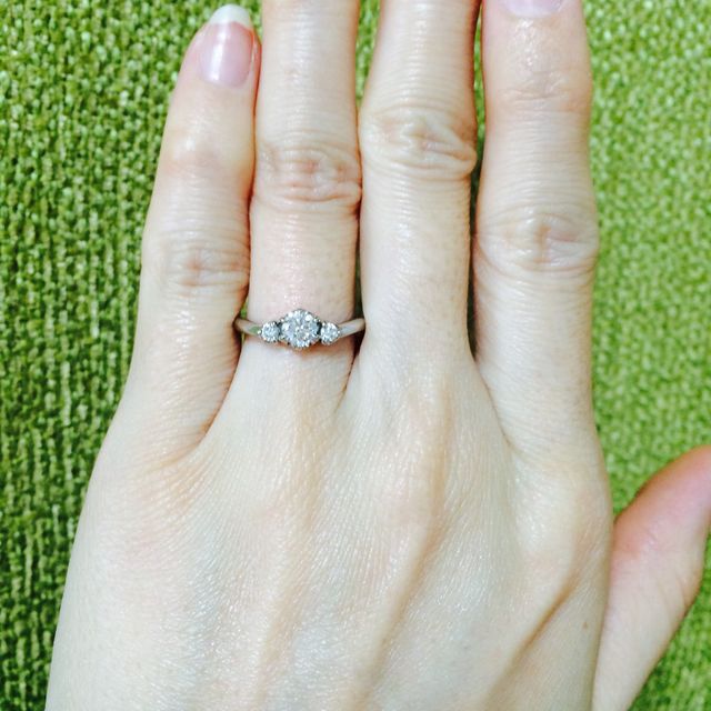 【ENUOVE(イノーヴェ)の口コミ】 主人と一緒に入籍前に婚約指輪と結婚指輪を両方見に行きました。私は手が…