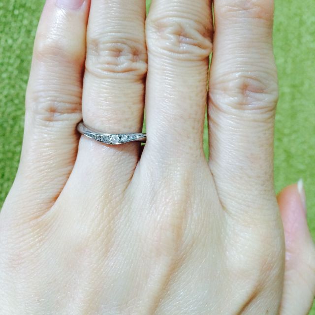 【ENUOVE(イノーヴェ)の口コミ】 主人と一緒に入籍前に婚約指輪と結婚指輪を両方見に行きました。私は手が…