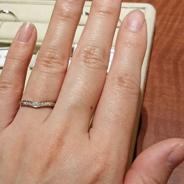 【ギンザタナカブライダル(GINZA TANAKA BRIDAL)の口コミ】 V字のような形で指が長く見えます。リングの幅は平均的な幅かと思いますが…