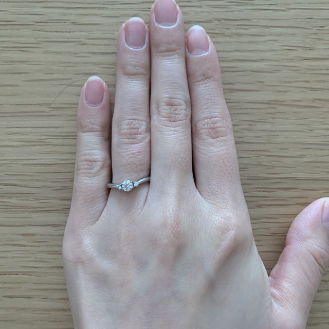 【アイプリモ(I-PRIMO)の口コミ】 いろいろな指輪を見せていただき、Vラインになっているものが、指が細く見…