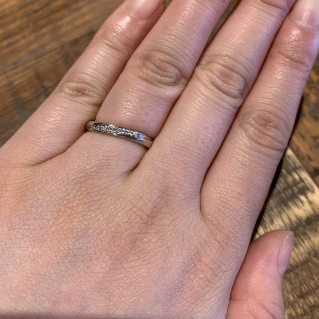 【GALA JEWELRY(ガラジュエリー)の口コミ】 当初考えていた細身の指輪とかなり迷い、結果太めの指輪にしました。
彼の…