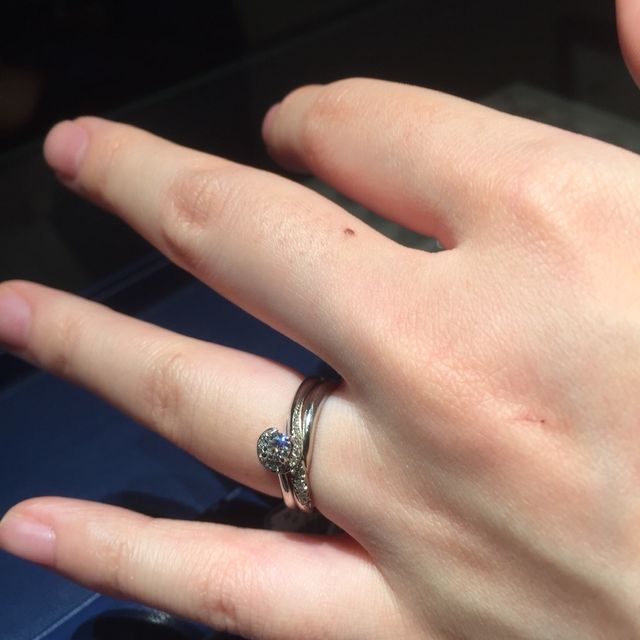 【銀座ダイヤモンドシライシの口コミ】 指先側が婚約指輪、手のひら側が結婚指輪です。セットリングなので、重ね…