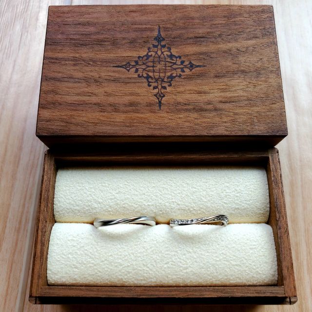 【PORTADA(ポルターダ)の口コミ】 素材はプラチナ。男女共にただのウェーブではなく縦のウェーブでどこから…