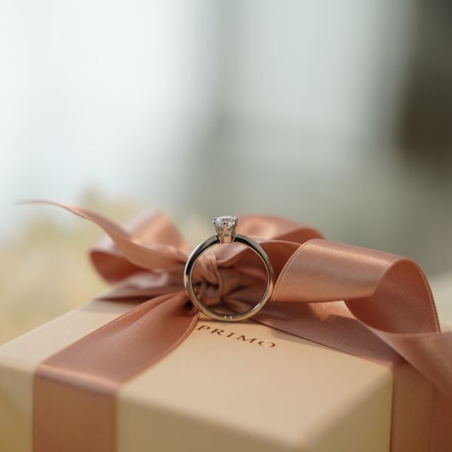 【アイプリモ(I-PRIMO)の口コミ】 ・サイドメレ等の華やかなものも良かったのですが、やはり婚約指輪といえ…