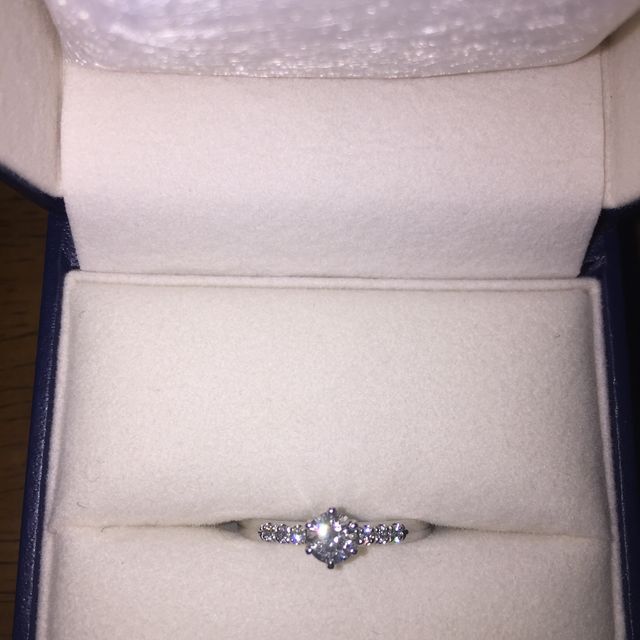 【GALA JEWELRY(ガラジュエリー)の口コミ】 自分の指の太さが気になっていたので、はじめはストレートタイプを避けて…