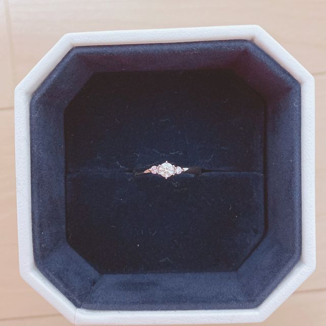 【4℃ BRIDAL(ヨンドシーブライダル)の口コミ】 出かけるときにつけたかったので、メインのダイヤは大きすぎないものを選…